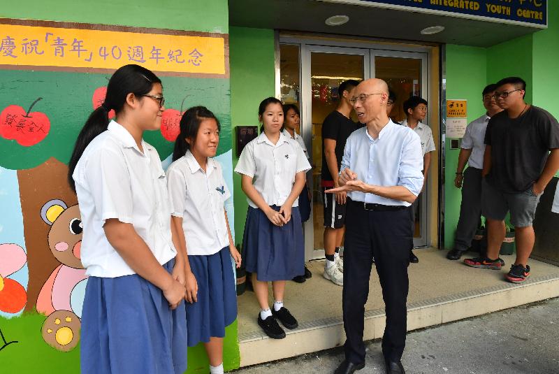 The Secretary for the Environment, Mr Wong Kam-sing (fourth left), visited the Cheung Chau Rural Committee Integrated Youth Centre today (September 27), where he is pictured exchanging views with youths on their daily lives and various green issues.