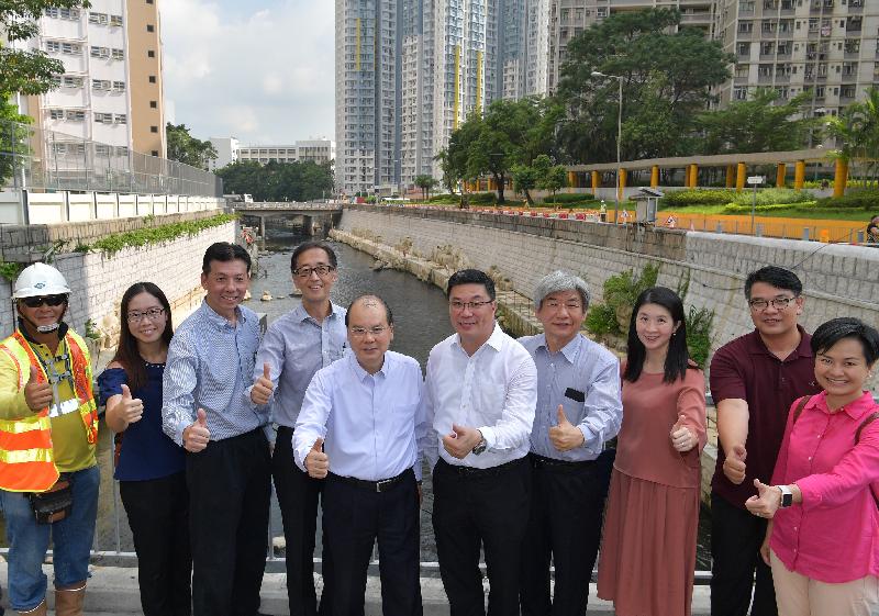 The Chief Secretary for Administration, Mr Matthew Cheung Kin-chung (fifth left), inspected the nullah improvement works of the Kai Tak River this afternoon (September 27). Also present were the Acting Director of Drainage Services, Mr Mak Ka-wai (fourth right); the District Officer (Wong Tai Sin), Ms Annie Kong (third right); Chief Engineer of the Drainage Services Department Mr Tai Wai-man (fourth left); the Chairman of the Wong Tai Sin District Council (WTSDC), Mr Li Tak-hong (fifth right); and the Vice Chairman of the WTSDC, Mr Joe Lai (second right).