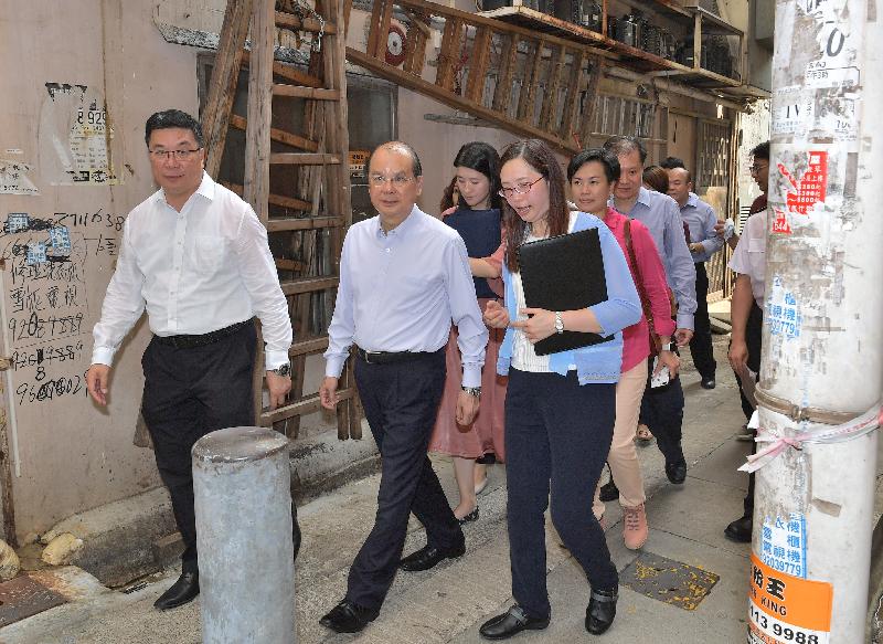 The Chief Secretary for Administration, Mr Matthew Cheung Kin-chung (centre), inspects the improvement work carried out by the Wong Tai Sin District Council (WTSDC) at a back alley in San Po Kong today (September 27). Also present were the District Environment Hygiene Superintendent (Wong Tai Sin), Ms Barbara Chan (right), and the Chairman of the WTSDC, Mr Li Tak-hong (left).