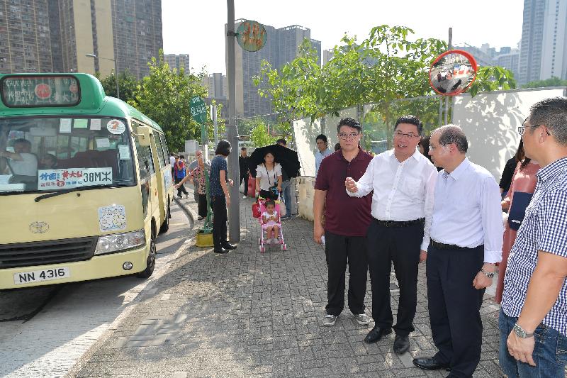 The Chief Secretary for Administration, Mr Matthew Cheung Kin-chung (second right), is briefed on the latest construction progress of the Public Transport Terminus at Shatin Pass Road this afternoon (September 27). Also present were the Chairman of the Wong Tai Sin District Council (WTSDC), Mr Li Tak-hong (third right), and the Vice Chairman of the WTSDC, Mr Joe Lai (fourth right).