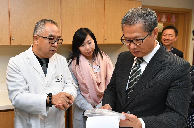 The Financial Secretary, Mr Paul Chan (right), visits the Yan Chai Hospital - Hong Kong Baptist University Chinese Medicine Centre for Training and Research (Yan Chai) this afternoon (September 27) to learn about the Chinese medicine services it provides.