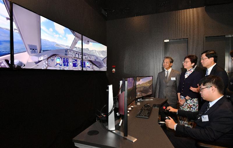 行政長官林鄭月娥今日（九月二十八日）出席香港國際航空學院畢業典禮。圖示林鄭月娥（左二）在香港機場管理局主席蘇澤光（左一）陪同下參觀香港國際航空學院的虛擬實境培訓中心。
