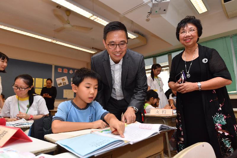 The Secretary for Education, Mr Kevin Yeung (second right), today (September 29) visited students participating in the 333 Learning Companion Leadership Program at HHCKLA Buddhist Wisdom Primary School in Sheung Shui. The Program provides homework guidance and value-added lessons for primary school students from needy families with an aim to encourage the students to become self-motivated learners, develop self-confidence and the willingness to help others, and nurture them to be young leaders of the future.