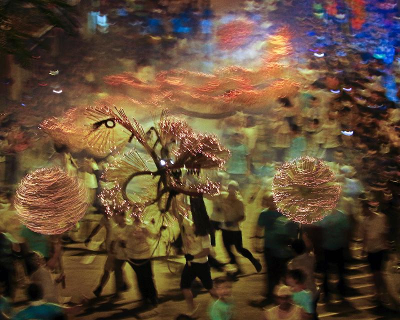 「庆祝香港回归二十周年大坑火龙贺中秋」十月三日至六日（星期二至五）在大坑举行。图示早前的舞火龙活动。