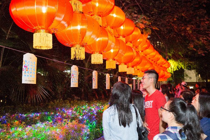 「庆祝香港回归祖国二十周年－－月满欢乐聚沙田中秋晚会2017 」十月四日（星期三）在沙田公园举行。图示去年晚会的猜灯谜活动。
