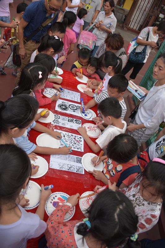 「北区青年节－－艺．动．乐」十月八日（星期日）在上水石湖墟游乐场举行。图示去年活动的彩绘工作坊。