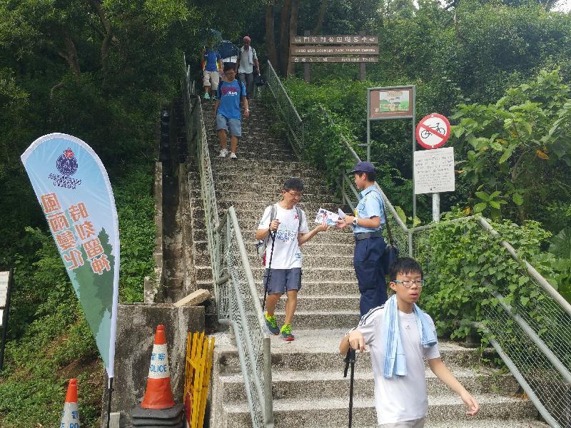 The members and cadets of Civil Aid Service today (October 1) distribute hiking safety checklists at Shing Mun Country Park to promote the message "Put Safety First When Hiking" to members of the public.