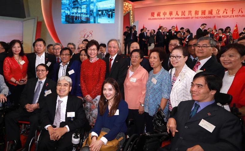 行政長官林鄭月娥今早（十月一日）在香港會議展覽中心大會堂主持慶祝中華人民共和國成立六十八周年酒會。圖示林鄭月娥（第二排右七）在酒會上與嘉賓合照。