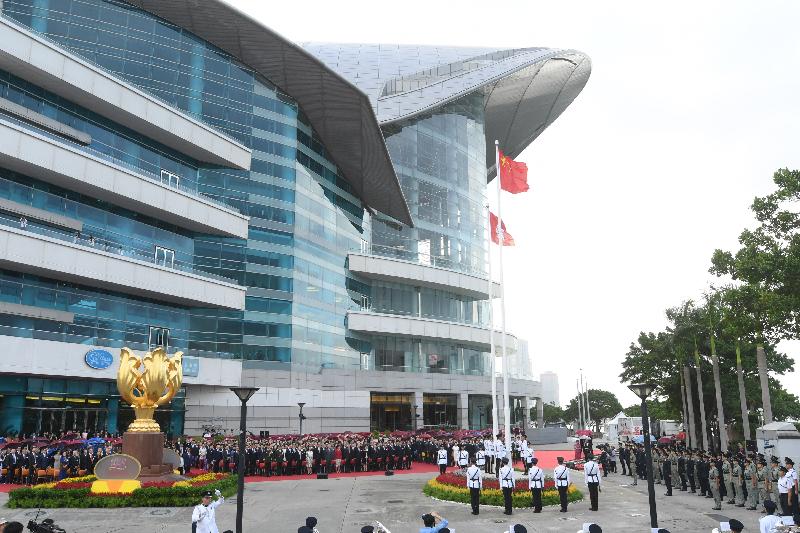 The Chief Executive, Mrs Carrie Lam, attended the flag-raising ceremony in celebration of the 68th anniversary of the founding of the People's Republic of China at Golden Bauhinia Square in Wan Chai this morning (October 1). Senior government officials, members of uniformed groups and community groups and other guests also attended the ceremony.