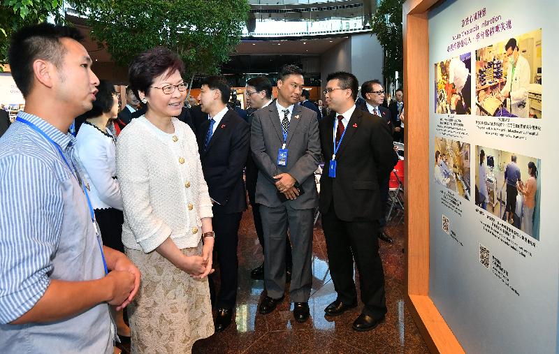 行政長官林鄭月娥（左二）今日（十月三日）參觀《大愛仁心》瑪麗八十圖片展。