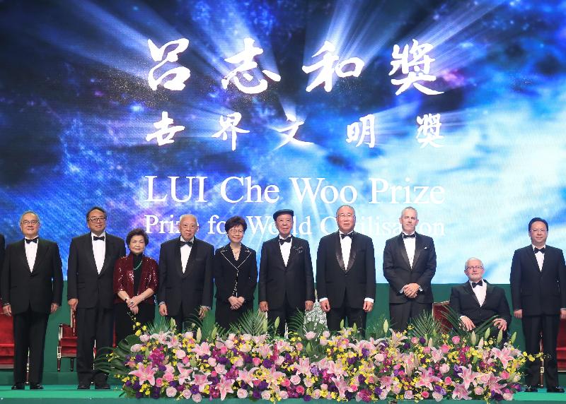 The Chief Executive, Mrs Carrie Lam, attended the Lui Che Woo Prize - Prize for World Civilisation Prize Presentation Ceremony held at the Hong Kong Convention and Exhibition Centre this evening (October 3). Mrs Lam (fifth left) is pictured at the ceremony with the Founder and Chairman of the Board of Governors-cum-Prize Council of the Lui Che Woo Prize, Dr Lui Che-woo (fifth right), and his wife, Mrs Lui Chiu Kam-ping (third left); Vice Chairman of the National Committee of the Chinese People's Political Consultative Conference Mr Tung Chee Hwa (fourth left); Deputy Director of the Liaison Office of the Central People's Government in the Hong Kong Special Administrative Region Mr Tan Tieniu (first right); Laureate of the Sustainability Prize Mr Xie Zhenhua (fourth right); the representative for the Welfare Betterment Prize Laureate, Landesa Rural Development Institute (third right); the representative for the Positive Energy Prize Laureate, International Paralympic Committee (second right) and other guests.