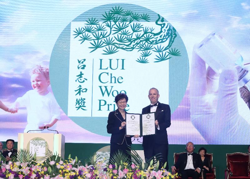 The Chief Executive, Mrs Carrie Lam, attended the Lui Che Woo Prize - Prize for World Civilisation Prize Presentation Ceremony held at the Hong Kong Convention and Exhibition Centre this evening (October 3). Photo shows Mrs Lam (left) presenting the Welfare Betterment Prize to a representative of the Landesa Rural Development Institute (right).
