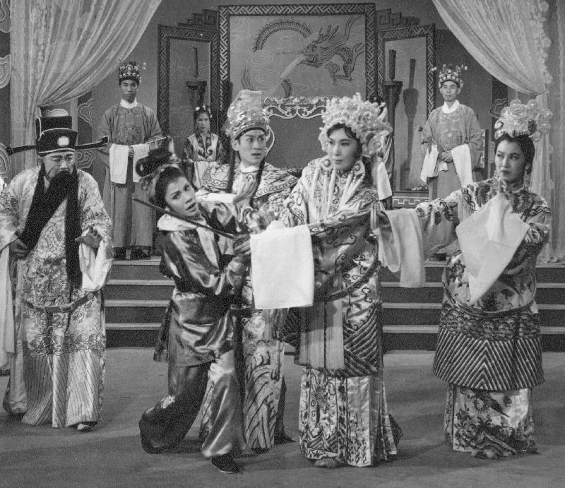 康乐及文化事务署香港电影资料馆的「影画早晨」节目将以「刀马黑牡丹‧于素秋」为题，于十一月和十二月选映九出由于氏主演的佳作。节目逢星期五上午十一时放映。图为《两个东宫争太子》（1963）剧照。
