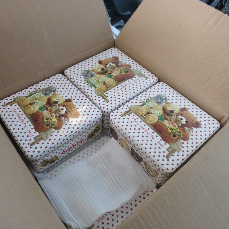 香港海关九月二十九日在文锦渡管制站检获四千六百零八罐附有怀疑虚假产地来源标示的曲奇饼，估计市值约三十二万元。