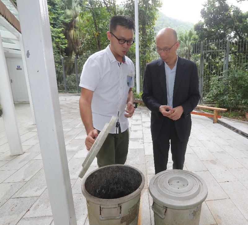 環境局局長黃錦星（右）今日（十月四日）到訪龍虎山環境教育中心，並聽取職員介紹中心的廚餘回收工作。
