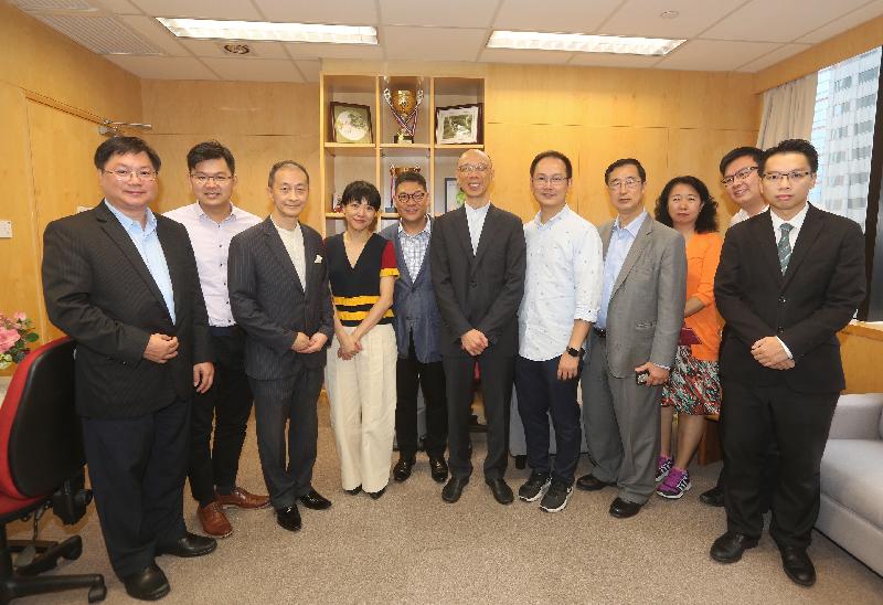 The Secretary for the Environment, Mr Wong Kam-sing (centre), visits the Central and Western District Council (C&WDC) today (October 4) and listens to its members' views on the Government's environmental policies and their concerns on district environmental issues. Mr Wong is pictured with the Chairman of the C&WDC, Mr Yip Wing-shing (fifth left), and the District Officer (Central and Western), Mrs Susanne Wong (fourth left).