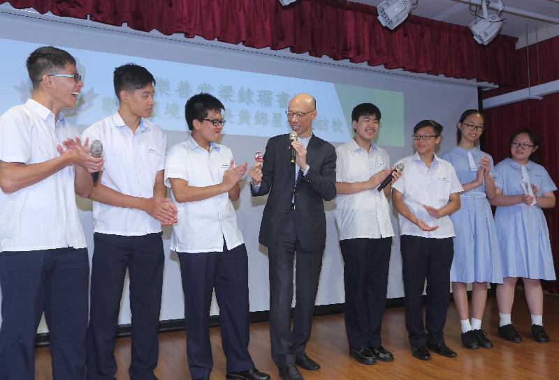 The Secretary for the Environment, Mr Wong Kam-sing (fourth left), today (October 4) visits Lok Sin Tong Leung Kau Kui College to learn more about the students' experience in joining green activities.