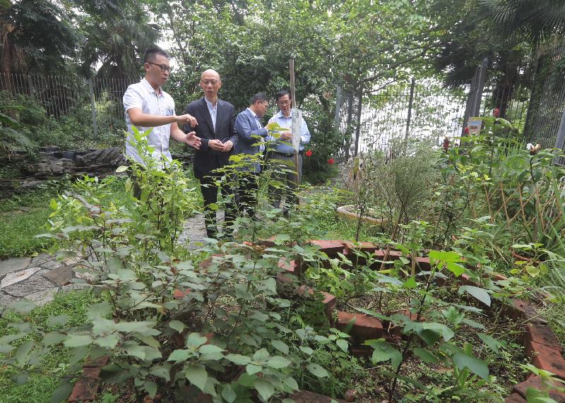 The Secretary for the Environment, Mr Wong Kam-sing (second left), today (October 4) visits the eco-corner inside the Lung Fu Shan Environmental Education Centre.