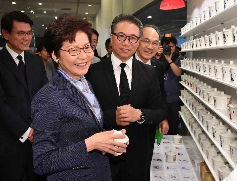 行政長官林鄭月娥今日（十月六日）下午在香港中央圖書館出席「設計列陣」聯校設計展覽開幕禮。圖示林鄭月娥（左二）參觀展覽。