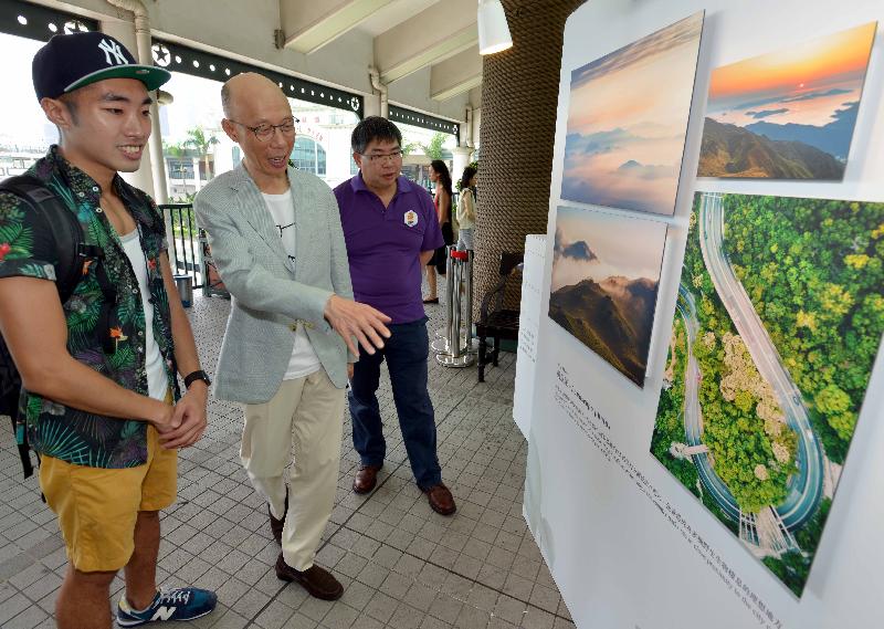 The Agriculture, Fisheries and Conservation Department has jointly organised the three-month Hong Kong Biodiversity Festival 2017 with 40 partner organisations. The "Nature Around Us" Art Exhibition at Pier 7 in Central unveiled the event. After officiating at the ceremony today (October 7), the Secretary for the Environment, Mr Wong Kam-sing (centre), and the Director of Agriculture, Fisheries and Conservation, Dr Leung Siu-fai (right), are briefed by the landscape photographer, Will Cho (left), on how his photographs depict the beauty of nature.