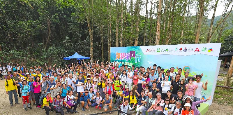 The Agriculture, Fisheries and Conservation Department today (October 8) held the "Joy" Us Hiking launch ceremony at Tai Tam Country Park, unveiling a series of hiking activities to celebrate the 40th anniversary of the country parks. Photo shows the officiating guests taking a group photo with the representatives of the supporting organisations and other participants at the ceremony.