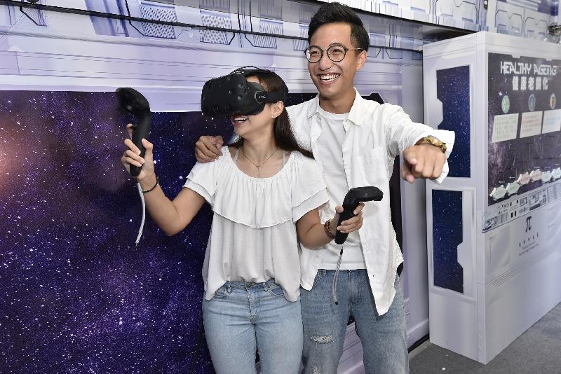 「创新科技月2017」由即日至十二月八日举行，其中「创科号」流动展览车由即日至十月十三日（星期五）走访港九新界各区。图示两名市民参与车内的虚拟实境游戏。