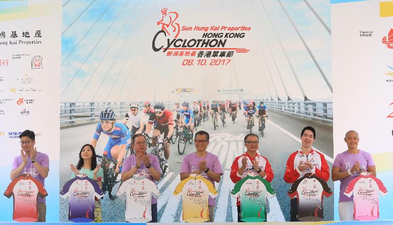 財政司司長陳茂波今日（十月八日）出席香港單車節。圖示陳茂波（中）、旅遊事務專員朱曼鈴（左二）、香港旅遊發展局主席林建岳博士（左三）與其他主禮嘉賓在上午賽事的頒獎儀式上合照。