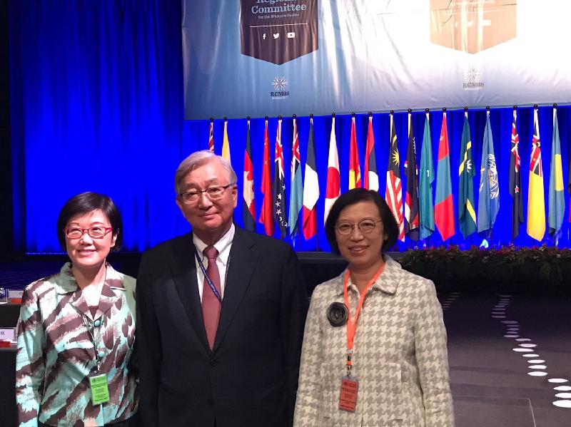 The Secretary for Food and Health, Professor Sophia Chan (right), and the Director of Health, Dr Constance Chan (left), meet with the Regional Director for the Western Pacific of the World Health Organization (WHO), Dr Shin Young-soo (centre), this afternoon (October 9) on the margins of the 68th session of the WHO Regional Committee for the Western Pacific in Brisbane, Australia.