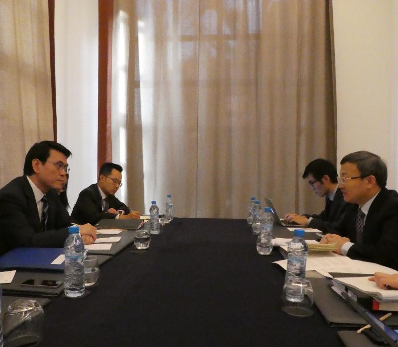 商务及经济发展局局长邱腾华（左一）今日（马拉喀什时间十月九日）在摩洛哥马拉喀什与商务部副部长王受文（右一）举行双边会议，讨论与贸易相关的议题。