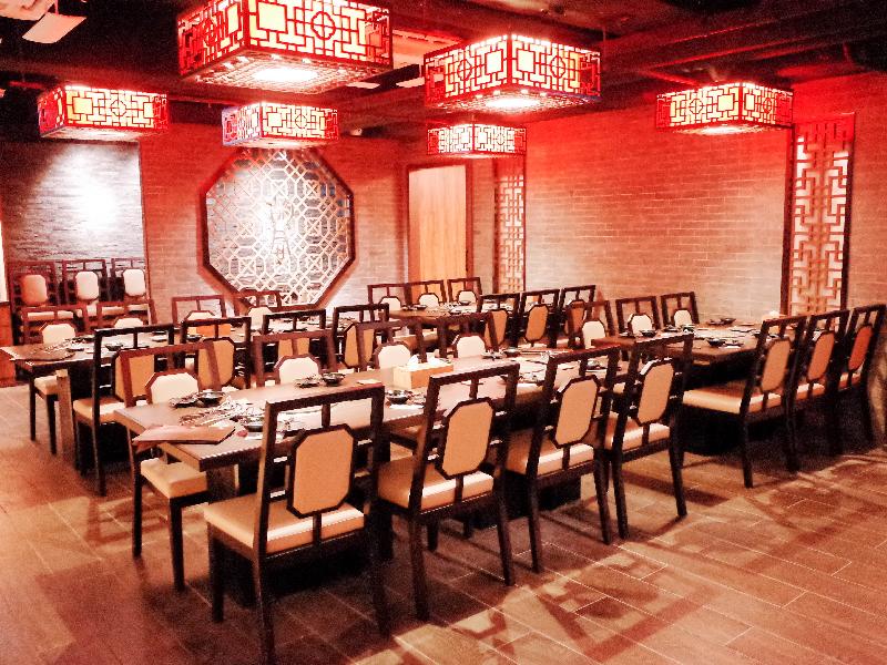 Taiwan-based grilled meat restaurant Hutong announced today (October 10) that it has opened its first restaurant in Hong Kong. The interior design theme follows that of the brand's restaurants in Taiwan and is inspired by traditional Chinese-style decorations.