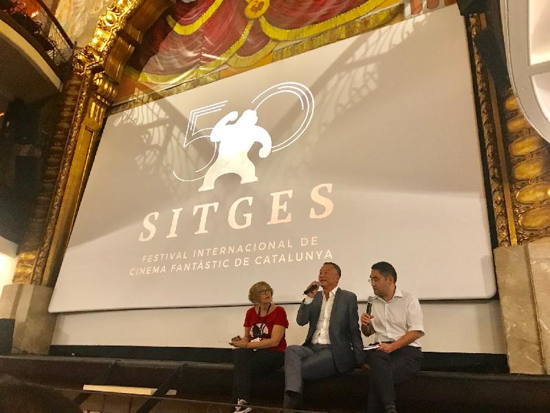 香港导演杜琪峰（中）于十月八日（西班牙时间）的「锡切斯2017－第50届加泰罗尼亚国际奇幻电影节」上，在《枪火》放映后与观众交流及分享心得。