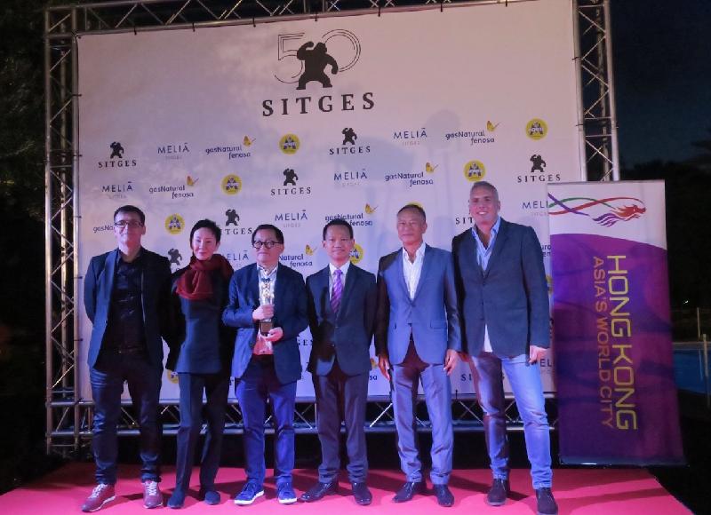 The General Manager of Media Asia Distribution, Mr Fred Tsui, received the María Honorífica Award at a reception hosted by the Hong Kong Economic and Trade Office, Brussels (HKETO Brussels), on October 8 (Spanish time). From left: the Director of the Sitges 2017 - 50th International Fantastic Film Festival of Catalonia, Angel Sala; Hong Kong film producer, Nansun Shi; Mr Fred Tsui; Assistant Representative of the HKETO Brussels, Mr Paul Leung; Hong Kong film director, Johnnie To; and Deputy Director of the Sitges 2017 - 50th International Fantastic Film Festival of Catalonia, Mr Mike Hostench.
