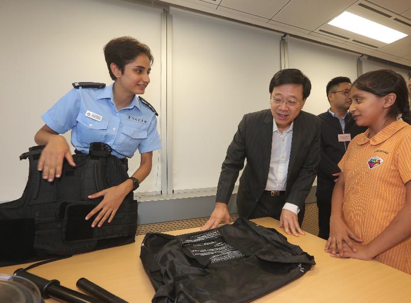 The Secretary for Security, Mr John Lee (second left), joined a Project Gemstone activity of the Yau Tsim District Police at Yau Ma Tei Police Station during his visit to Yau Tsim Mong District this afternoon (October 10). Led by a non-ethnic Chinese (NEC) police constable, he is pictured with NEC primary students touring the facilities and equipment at the police station. 