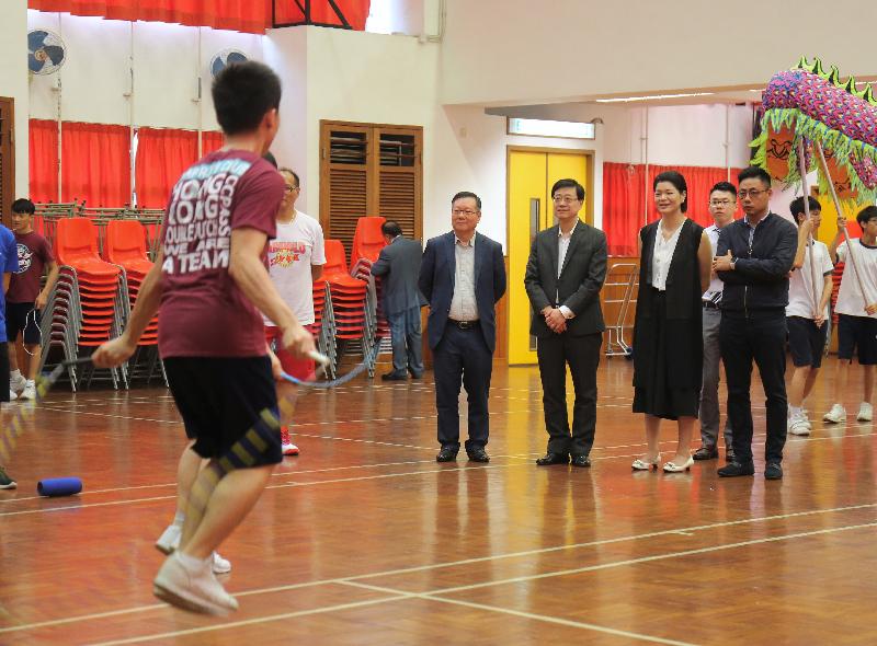 The Secretary for Security, Mr John Lee (third right), watches a demonstration by the rope skipping team during his visit to the HK & Kowloon Chiu Chow Public Association Secondary School this afternoon (October 10).

