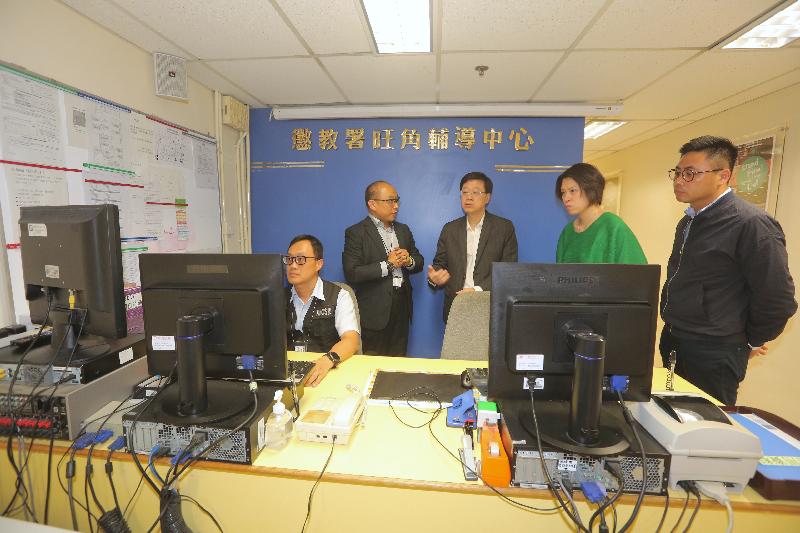 The Secretary for Security, Mr John Lee (centre), visits the Mongkok Counselling Centre of the Correctional Services Department this afternoon (October 10) to learn more about the video visit service provided by the Centre.  

