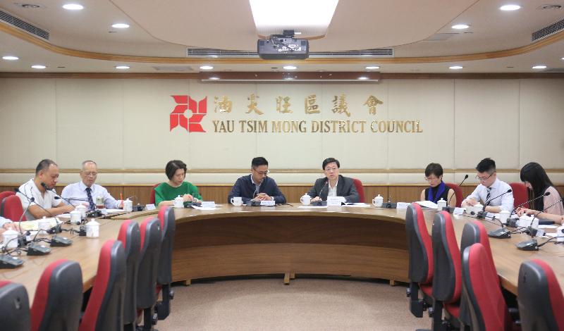 The Secretary for Security, Mr John Lee (fourth right), accompanied by the Chairman of Yau Tsim Mong District Council, Mr Chris Ip (fourth left); the Vice Chairman, Ms Wong Shu-ming (third left); and the District Officer (Yau Tsim Mong), Mrs Laura Aron (third right), visited Yau Tsim Mong District Council afternoon (October 10) to meet with its members and listen to their views on various local issues including law and order and the livelihood of local people in the district, as well as its future development.