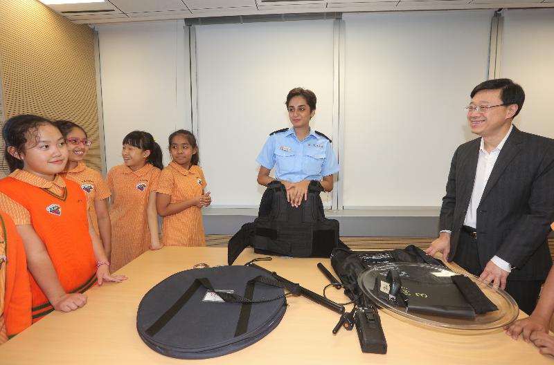 保安局局长李家超（右一）今日（十月十日）与参与「宝石计划」活动的小学生一起参观油麻地警署内的设施及警队的装备。