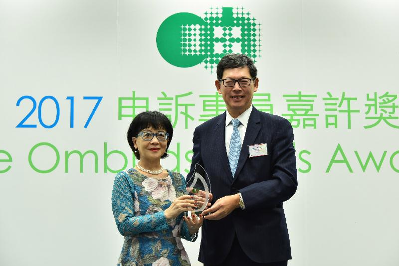 香港金融管理局總裁陳德霖（右）今日（十月十一日）在申訴專員劉燕卿（左）手上接過二○一七年申訴專員嘉許獎的公營機構獎（大獎）。