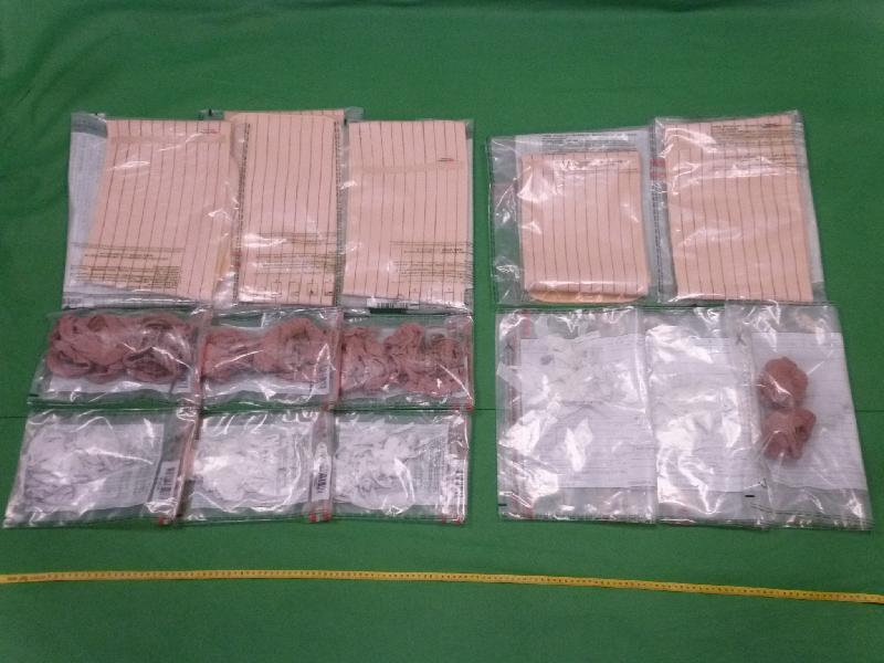香港海关昨日（十月十日）在香港国际机场检获约十公斤怀疑氯胺酮，估计巿值约三百零八万元。图示被捕男子用以裹缠怀疑毒品的物料。