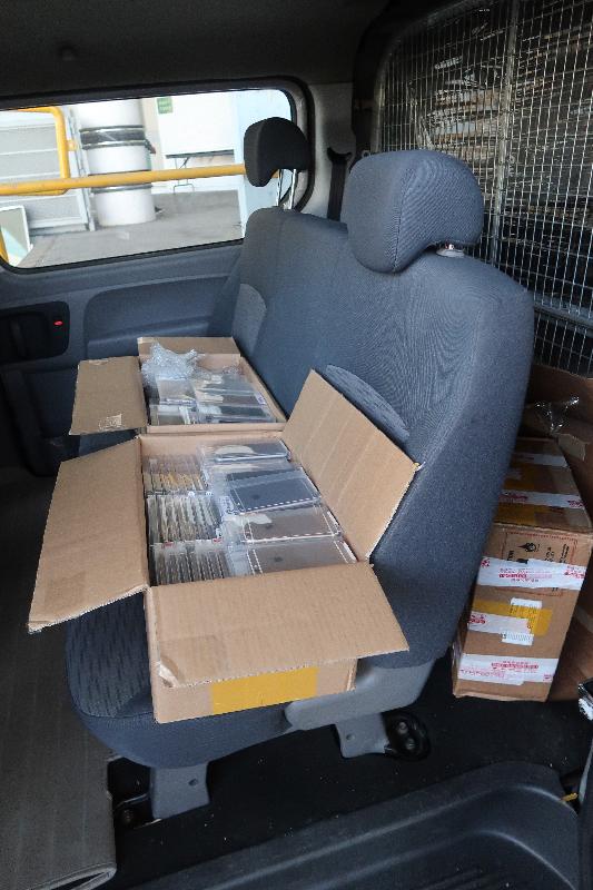 Hong Kong Customs today (October 11) seized a batch of suspected smuggled electronic products including 601 used smartphones and 12 tablet computers with an estimated market value of about $610,000 at Lok Ma Chau Control Point.