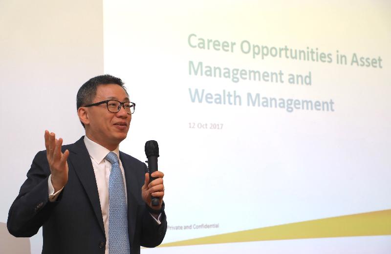 The Financial Services Development Council (FSDC) and Hong Kong Polytechnic University jointly held a career forum entitled "Career Opportunities in Asset Management and Wealth Management" today (October 12). Photo shows the Chief Executive Officer, Value Partners Group Limited, Dr Au King-lun, who also serves as a member of the FSDC Market Development Committee, providing participants with insights on prospects in the wealth management industry.