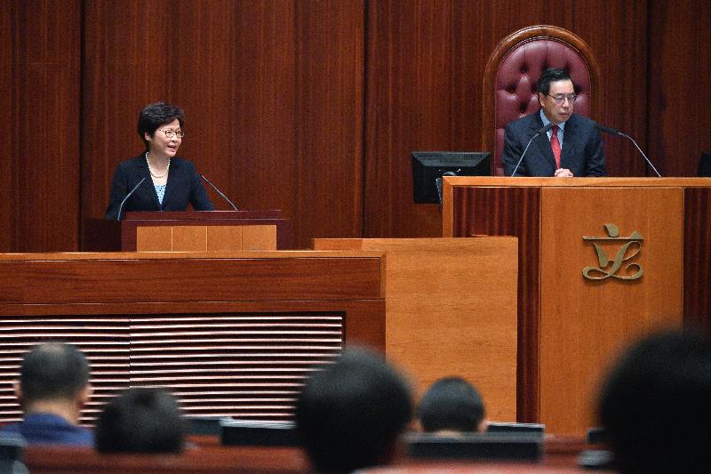 行政長官林鄭月娥（左）今日（十月十二日）在立法會出席《行政長官2017年施政報告》答問會。