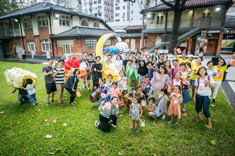 由康乐及文化事务署主办、油街实现和香港建筑师学会共同策划的「玩转『油』乐场」艺术计划荣获日本「优良设计奖2017」殊荣。图示「玩转——系」灯笼盛会，藉庆祝中秋联系北角社区。