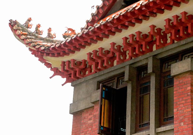 The Government today (October 13) announced that the Antiquities Authority (i.e. the Secretary for Development) has declared Tung Lin Kok Yuen in Happy Valley, Kowloon Union Church in Yau Ma Tei and the Yeung Hau Temple in Tai O as monuments under the Antiquities and Monuments Ordinance. Photo shows the glazed tile roof with brackets and ceramic running animals of Tung Lin Kok Yuen.