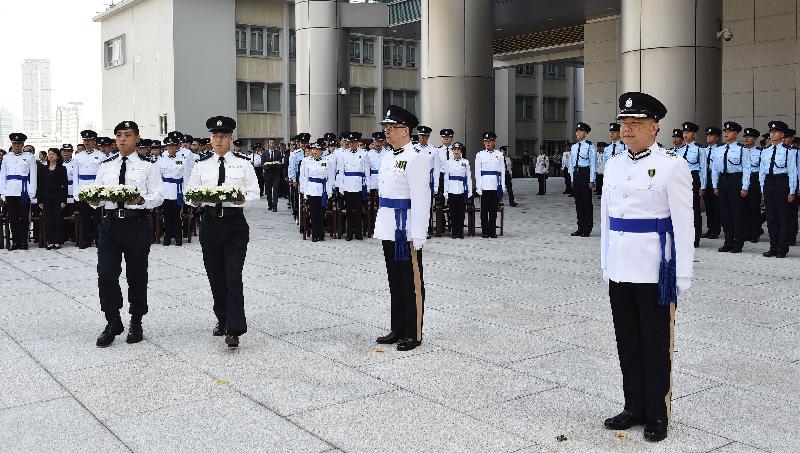 警務處今日（十月十三日）早上在警察總部舉行紀念儀式，悼念因公殉職的警隊及輔助警察隊人員。
