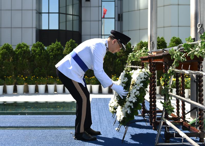 The Commissioner of Police, Mr Lo Wai-chung, lays a wreath in front of the Books of Remembrance in which the names of the fallen are inscribed.
