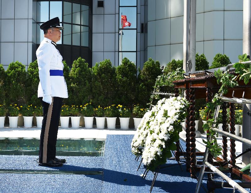 The Commandant of the Hong Kong Auxiliary Police Force, Mr Yang Joe-tsi, pays tribute in front of the Books of Remembrance.
