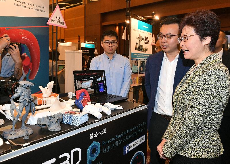 The Chief Executive, Mrs Carrie Lam, attended the Symposium on Innovation & Technology 2017 this morning (October 13). Photo shows Mrs Lam (first right) touring the exhibition.

