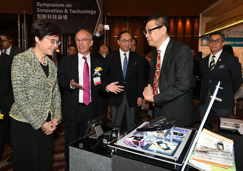 The Chief Executive, Mrs Carrie Lam, attended the Symposium on Innovation & Technology 2017 this morning (October 13). Photo shows Mrs Lam (first left) touring the exhibition.


