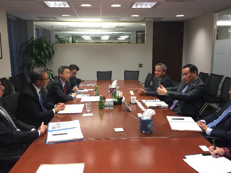 The Financial Secretary, Mr Paul Chan (second left), had a meeting with the Managing Director and Chief Administrative Officer of World Bank Group, Mr Yang Shaolin (second right), in Washington, DC on October 13 (Washington time).